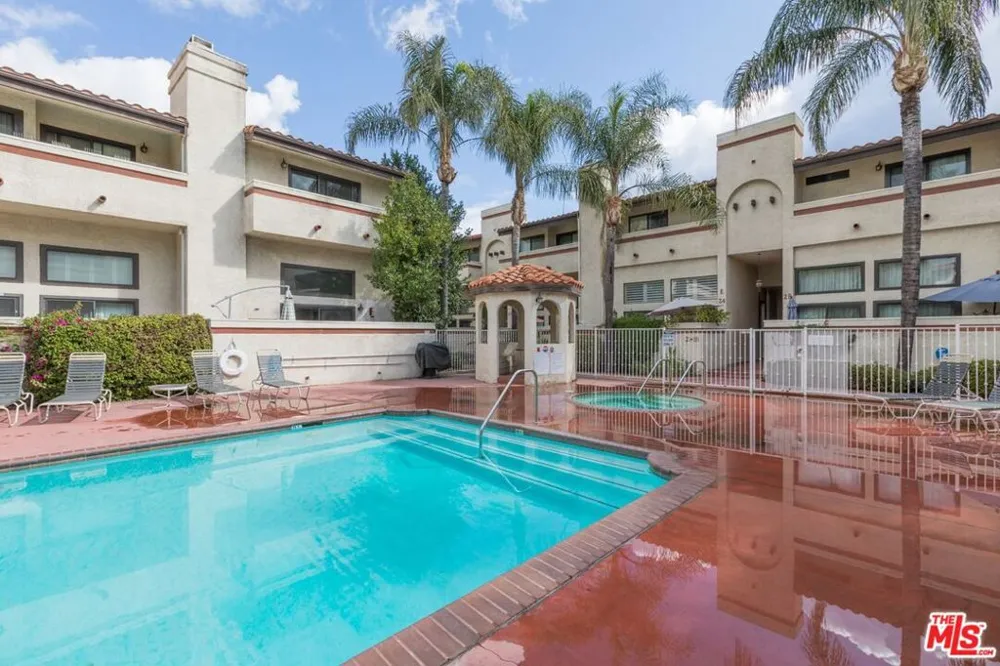 6930 De Celis Place #34 Lake Balboa, CA 91406