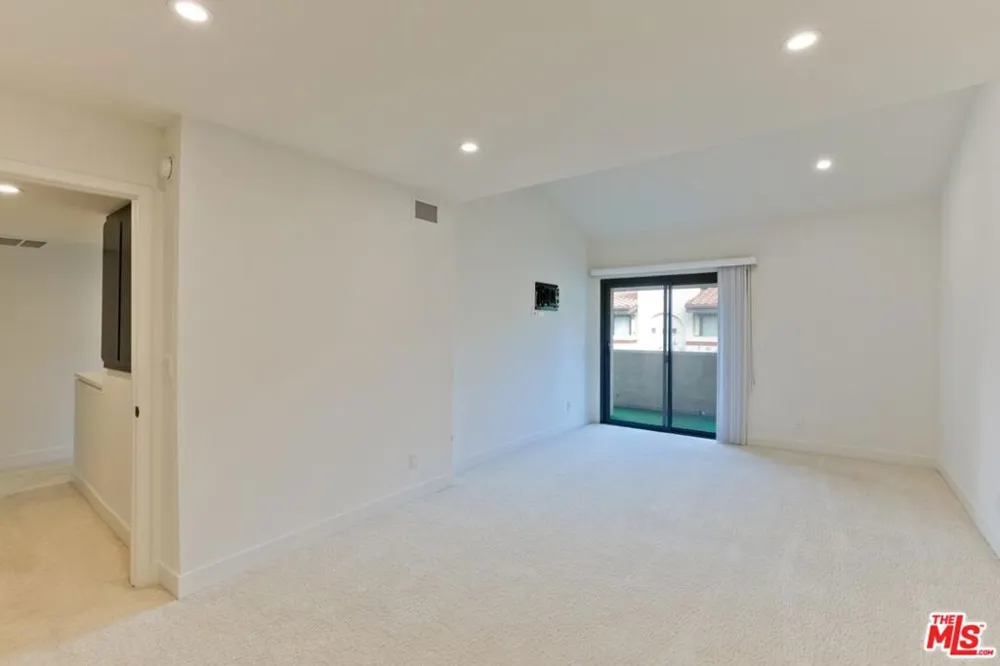 6930 De Celis Place #34 Lake Balboa, CA 91406