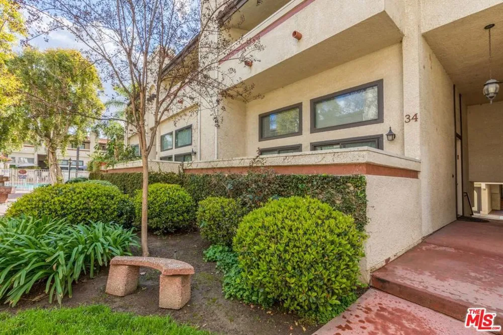 6930 De Celis Place #34 Lake Balboa, CA 91406