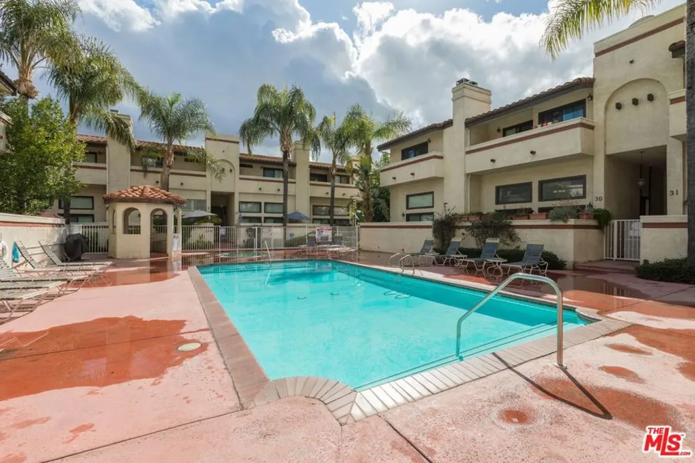 6930 De Celis Place #34 Lake Balboa, CA 91406