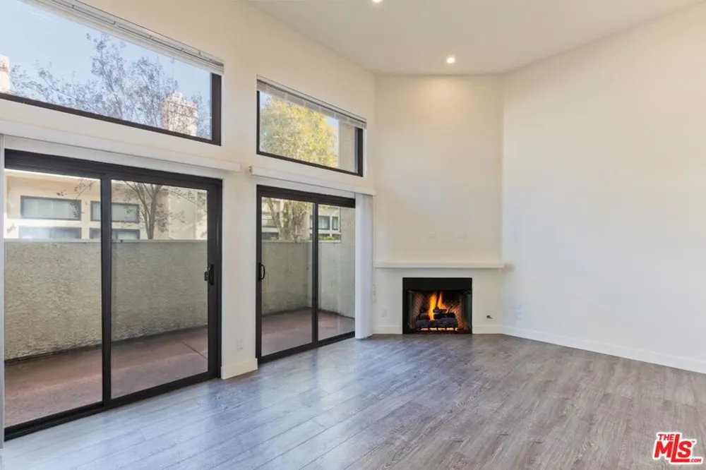 6930 De Celis Place #34 Lake Balboa, CA 91406