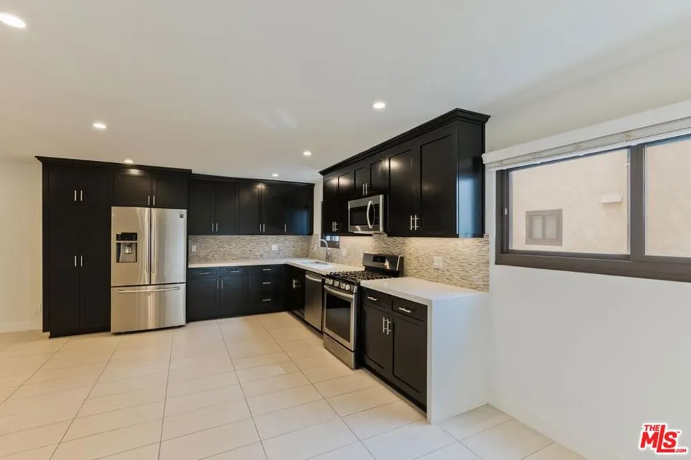6930 De Celis Place #34 Lake Balboa, CA 91406