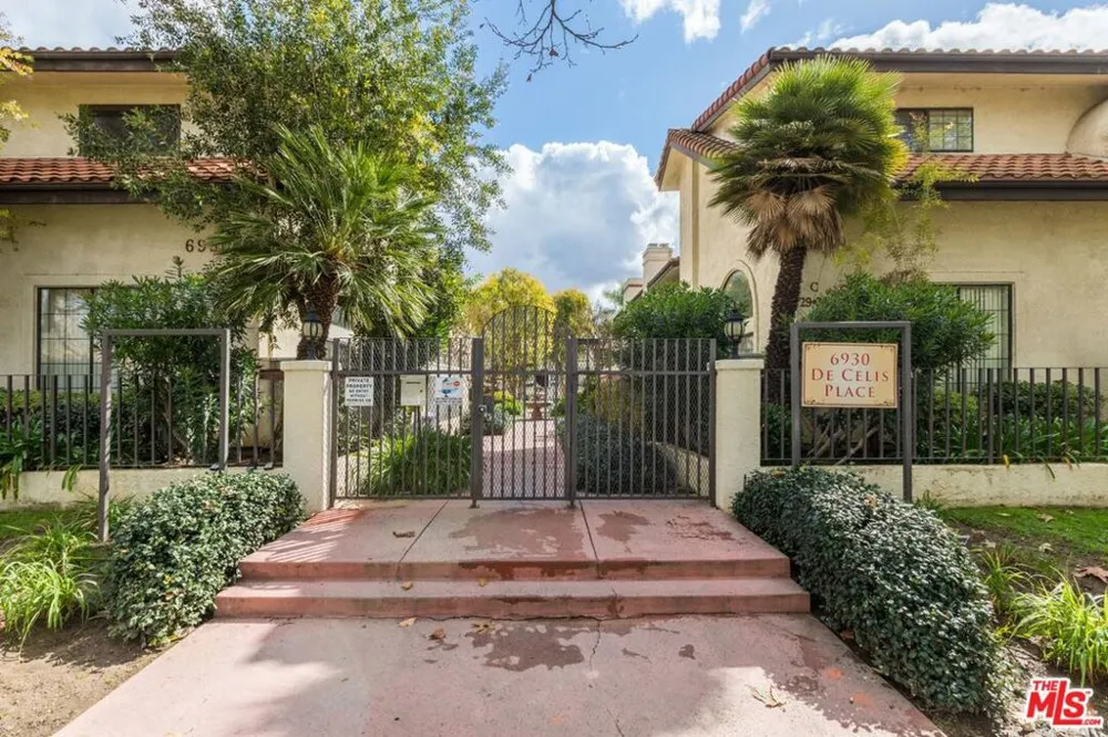 6930 De Celis Place #34 Lake Balboa, CA 91406