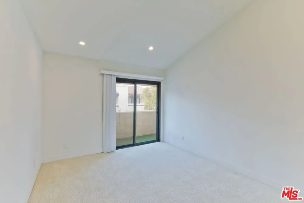 6930 De Celis Place #34 Lake Balboa, CA 91406