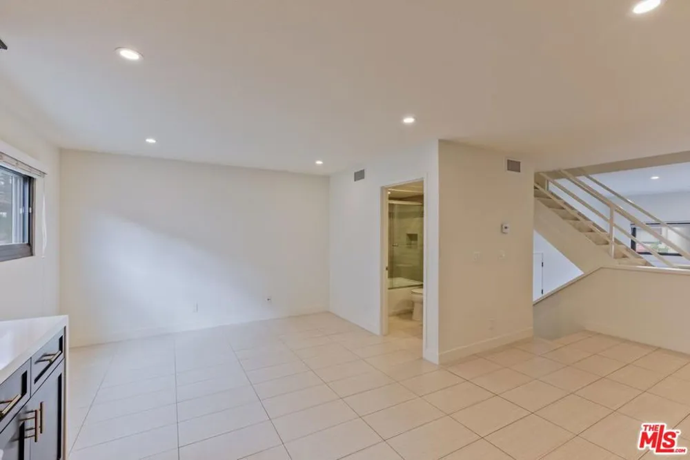 6930 De Celis Place #34 Lake Balboa, CA 91406