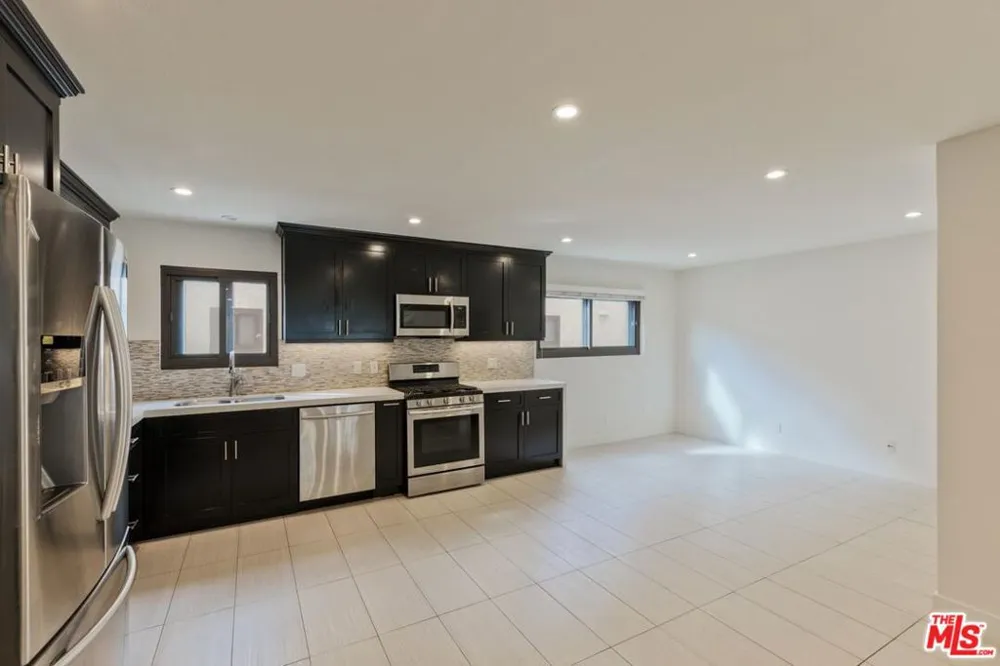 6930 De Celis Place #34 Lake Balboa, CA 91406