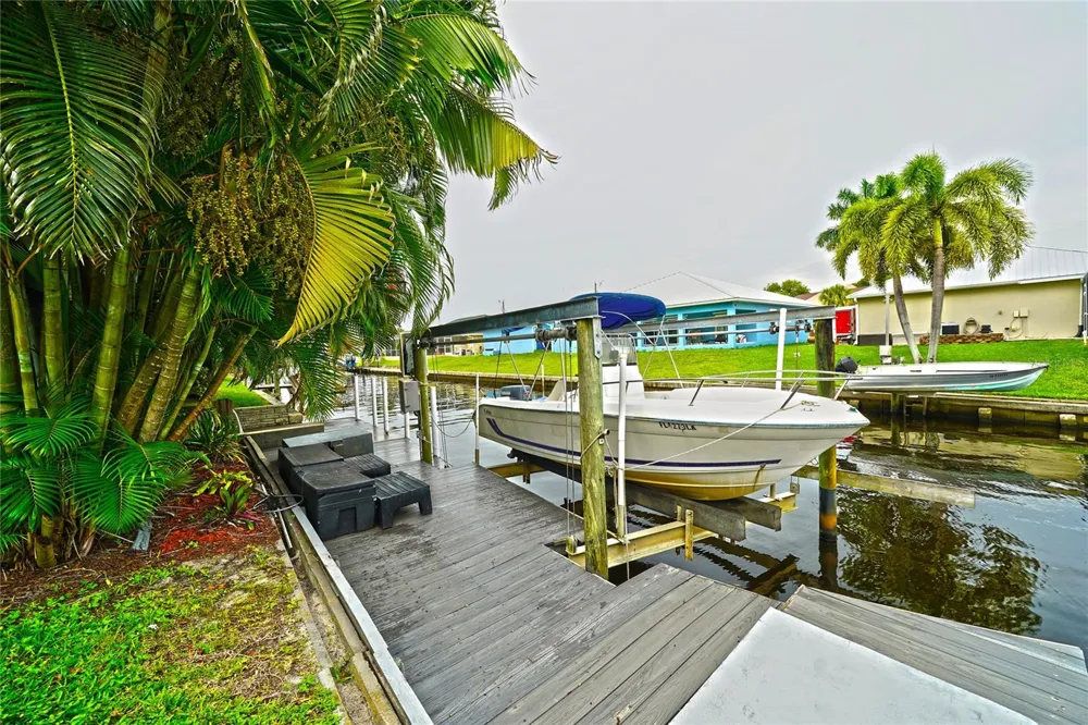 7228 REYMOOR DRIVE North Fort Myers, FL 33917