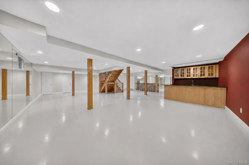 40 Bristol Drive Manhasset, NY 11030