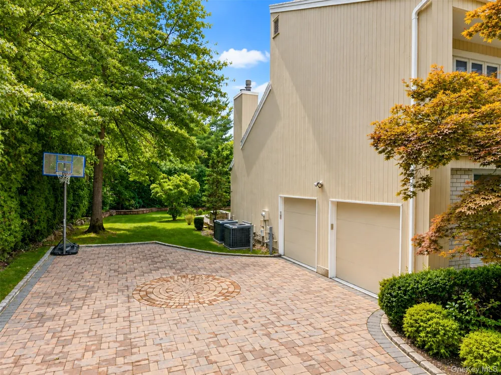 40 Bristol Drive Manhasset, NY 11030