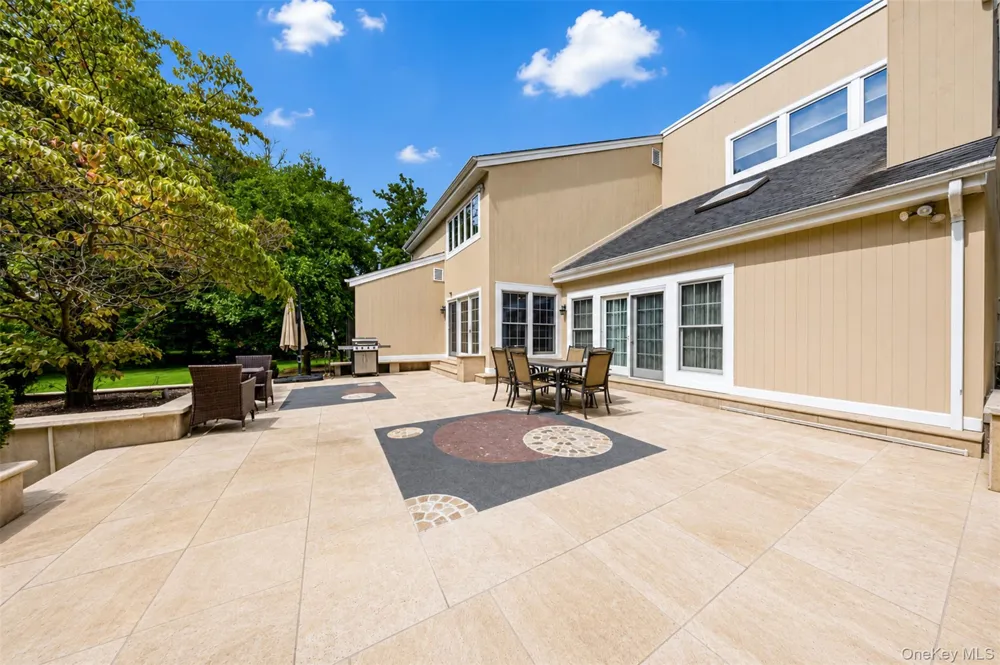 40 Bristol Drive Manhasset, NY 11030