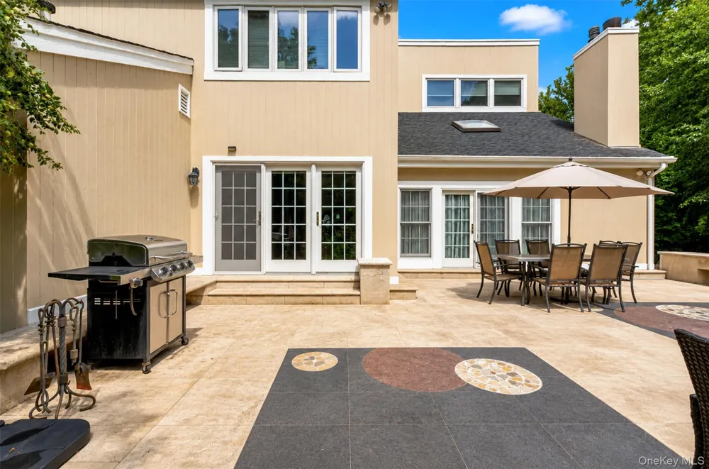 40 Bristol Drive Manhasset, NY 11030