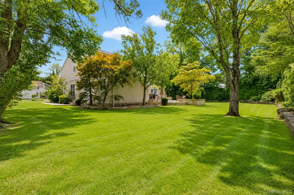 40 Bristol Drive Manhasset, NY 11030