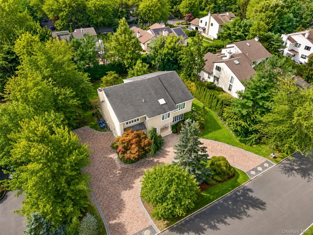 40 Bristol Drive Manhasset, NY 11030