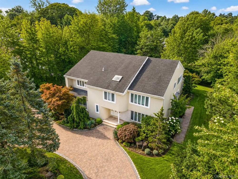 40 Bristol Drive Manhasset, NY 11030