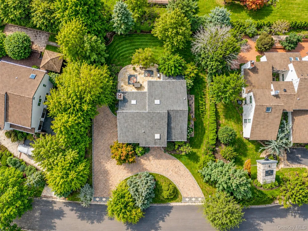 40 Bristol Drive Manhasset, NY 11030