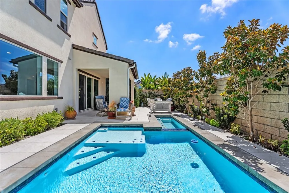 9896 Heron Fountain Valley, CA 92708