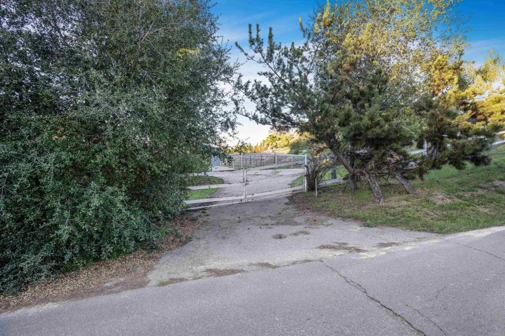 2440 Los Alisos Fallbrook, CA 92028