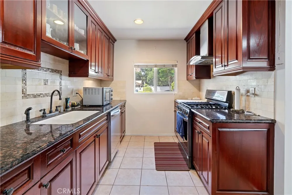 22248 Leadwell Los Angeles, CA 91303