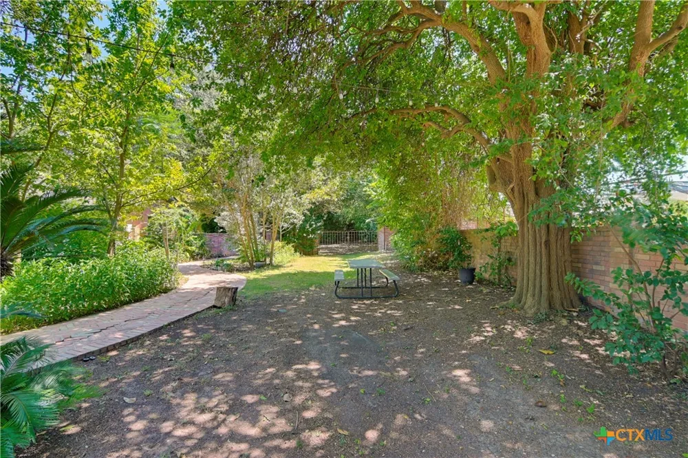 1223 Old Homestead Seguin, TX 78155