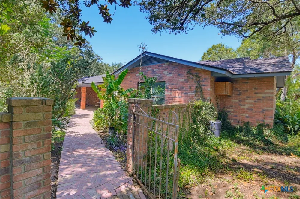 1223 Old Homestead Seguin, TX 78155