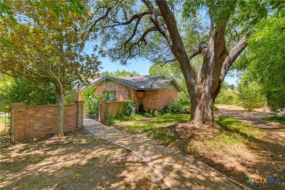 1223 Old Homestead Seguin, TX 78155
