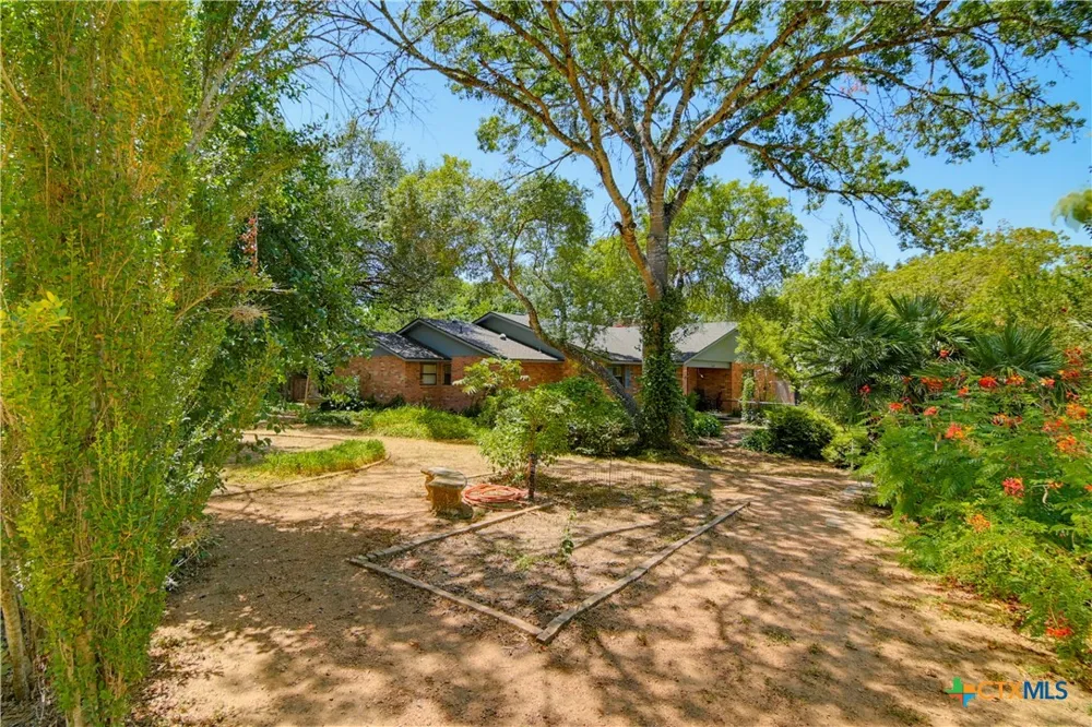 1223 Old Homestead Seguin, TX 78155