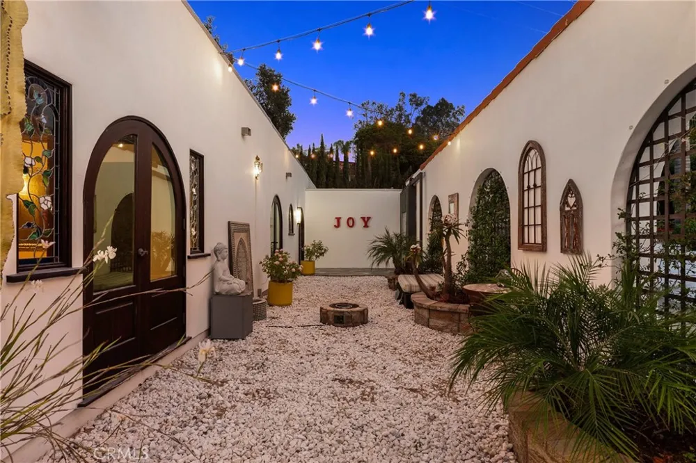 3092 Laurel Canyon Boulevard Studio City, CA 91604
