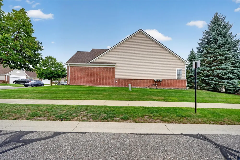 6655 Cortland Avenue #44 Genoa Township, MI 48114