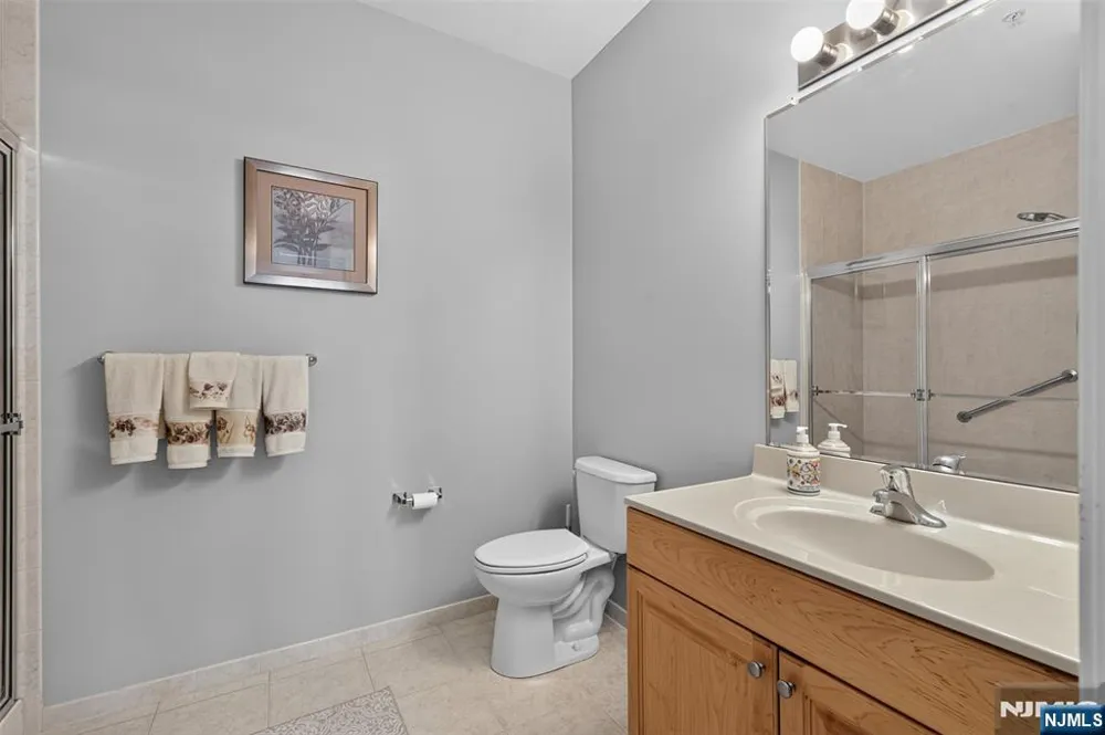 256 Cory Lane Elmwood Park, NJ 07407