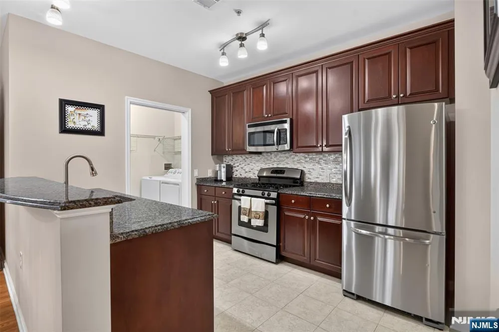 256 Cory Lane Elmwood Park, NJ 07407