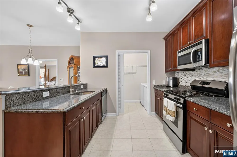 256 Cory Lane Elmwood Park, NJ 07407
