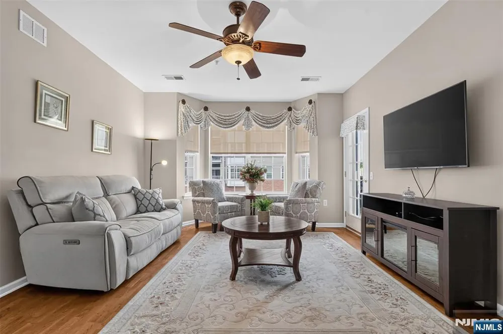 256 Cory Lane Elmwood Park, NJ 07407