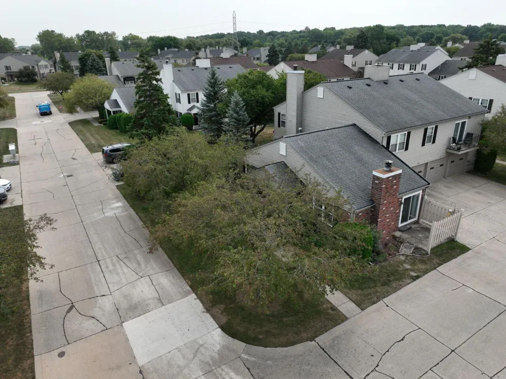15810 Cambridge Drive Clinton, MI 48038