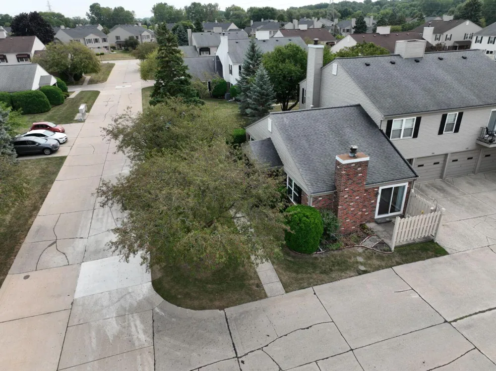 15810 Cambridge Drive Clinton, MI 48038