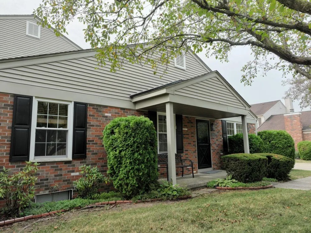 15810 Cambridge Drive Clinton, MI 48038
