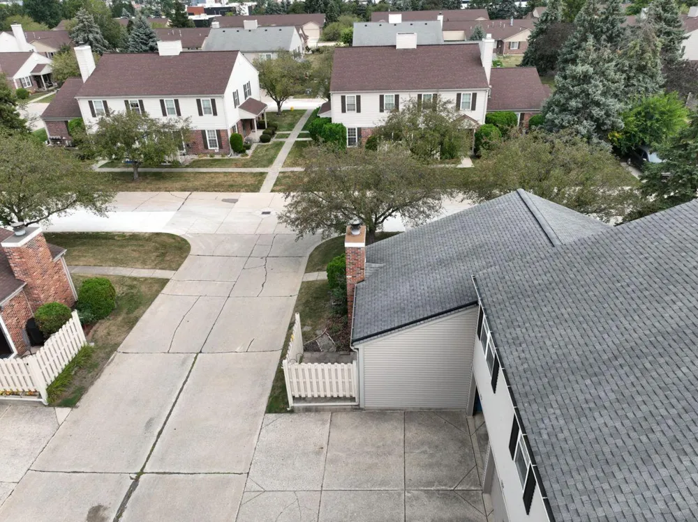 15810 Cambridge Drive Clinton, MI 48038