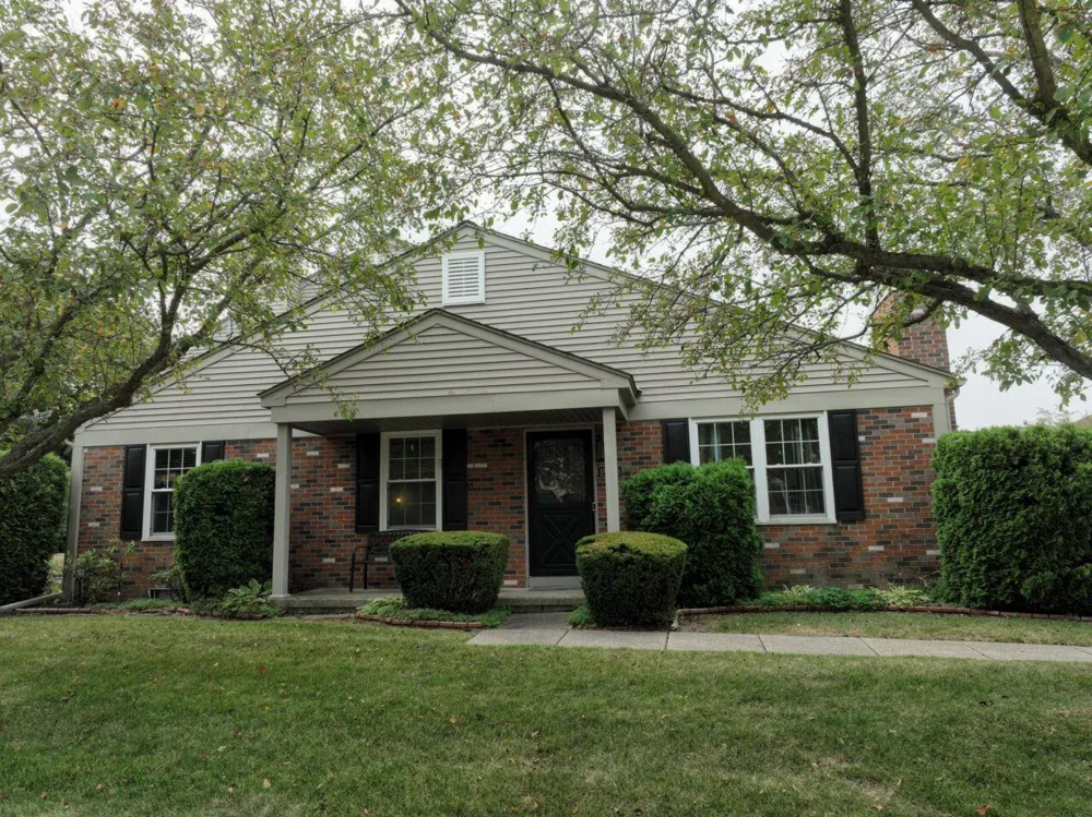 15810 Cambridge Drive Clinton, MI 48038
