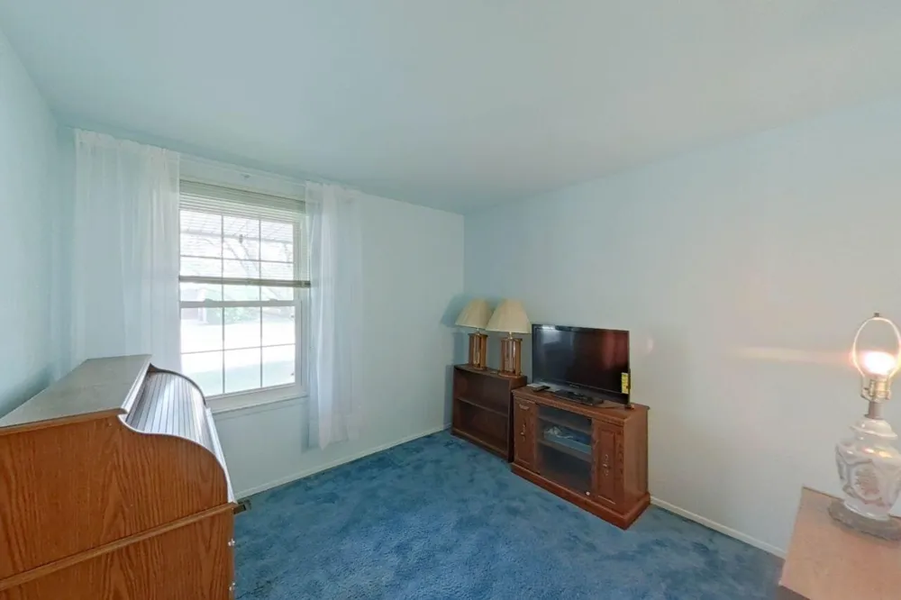 15810 Cambridge Drive Clinton, MI 48038