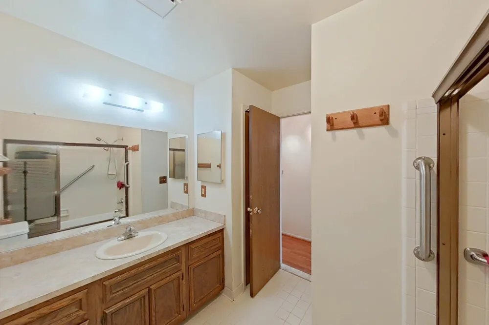 15810 Cambridge Drive Clinton, MI 48038