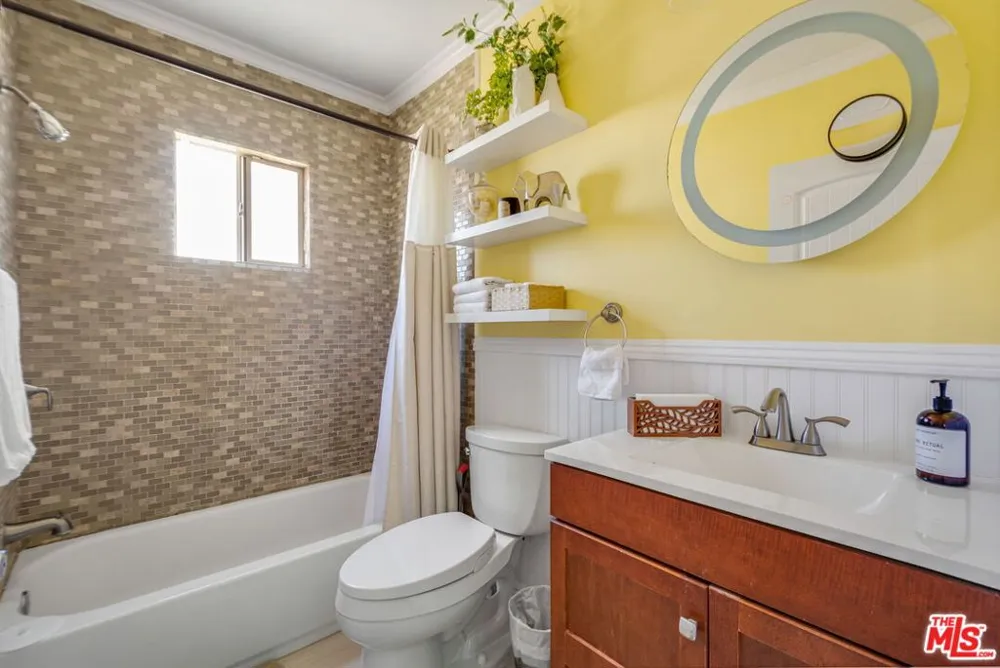 3827 Olmsted Avenue Los Angeles, CA 90008