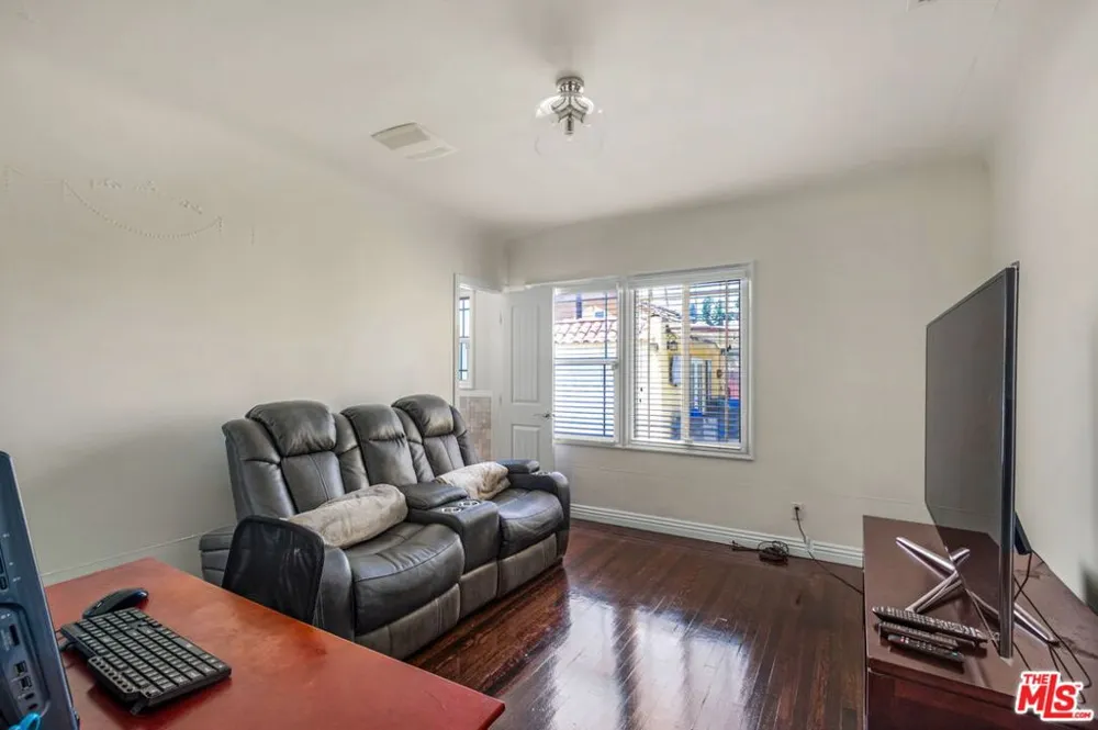 3827 Olmsted Avenue Los Angeles, CA 90008