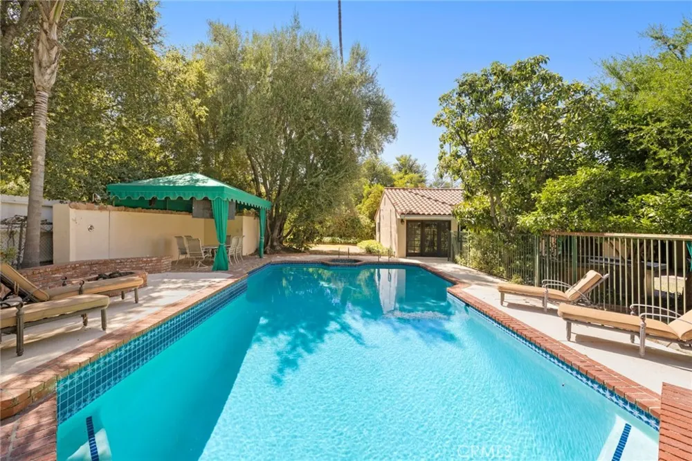 5220 Collier Place Woodland Hills, CA 91356