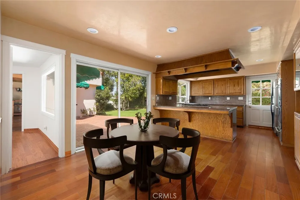 5220 Collier Place Woodland Hills, CA 91356