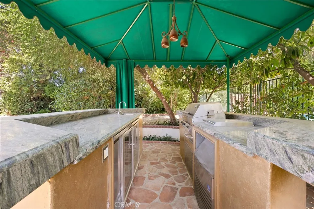 5220 Collier Place Woodland Hills, CA 91356
