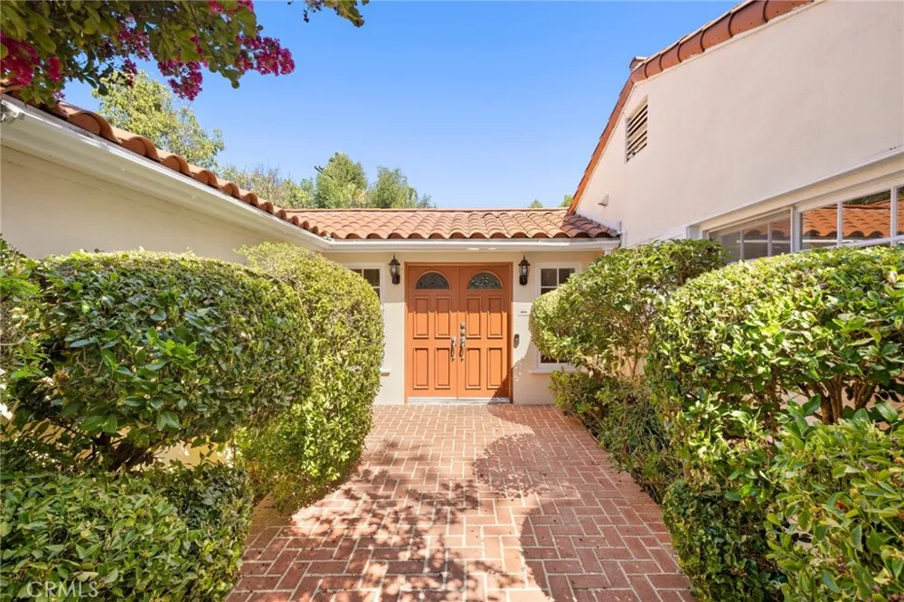 5220 Collier Place Woodland Hills, CA 91356