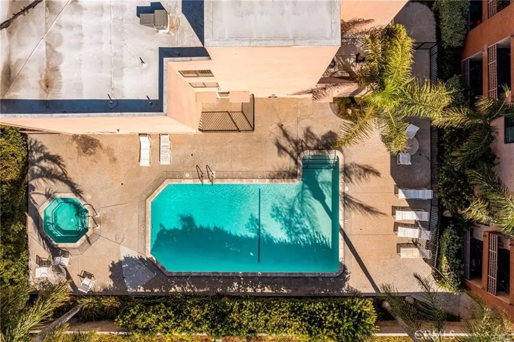 6815 Remmet #109 Canoga Park, CA 91303