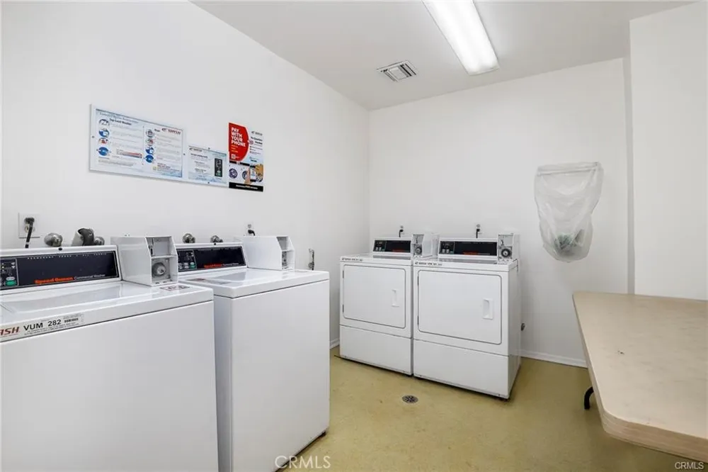 6815 Remmet #109 Canoga Park, CA 91303