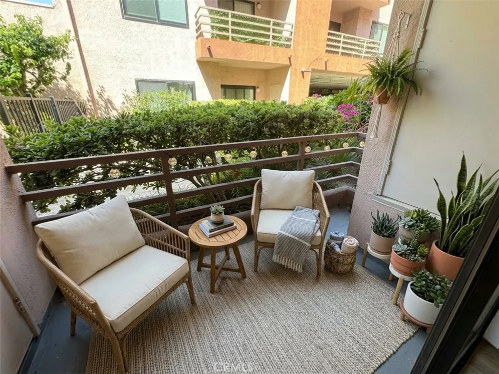 6815 Remmet #109 Canoga Park, CA 91303