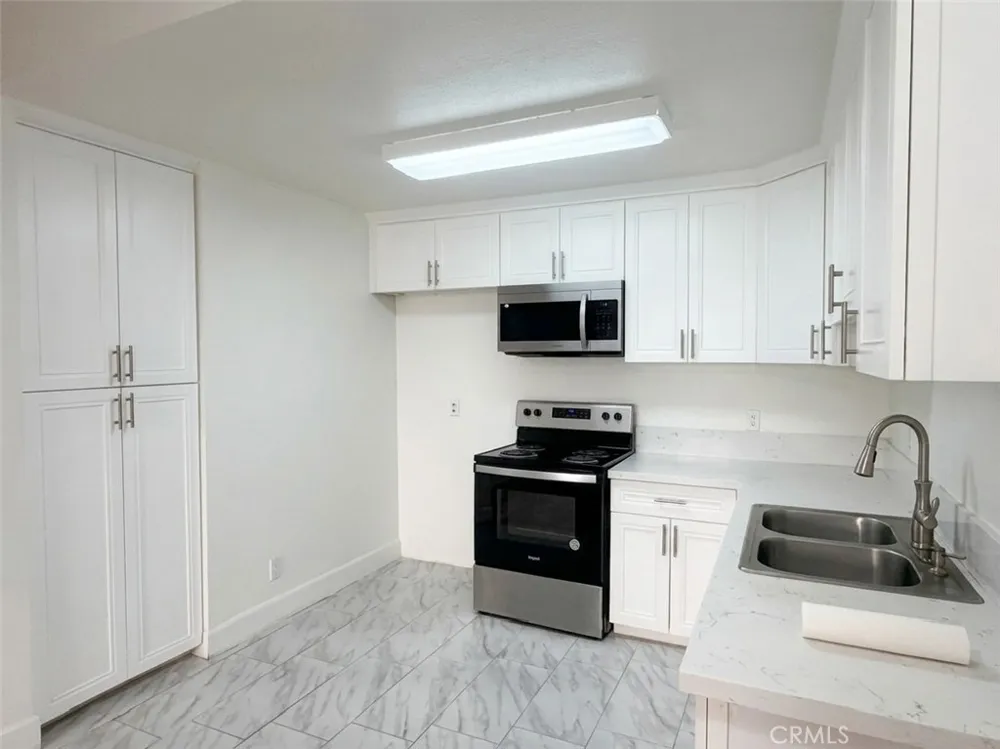 6815 Remmet #109 Canoga Park, CA 91303