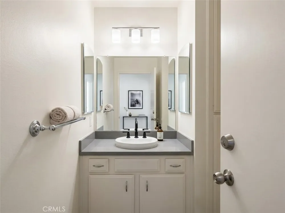 6815 Remmet #109 Canoga Park, CA 91303